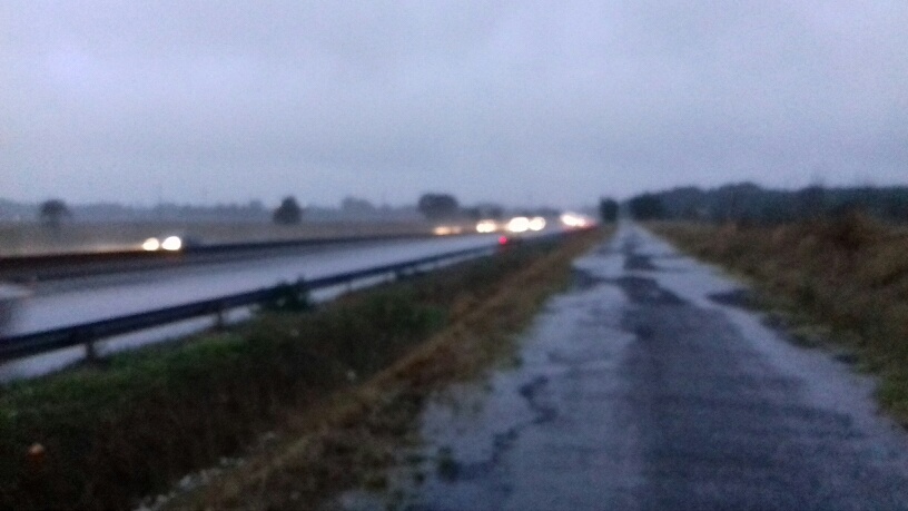 Panne sur voie rapide et sous la pluie.jpg