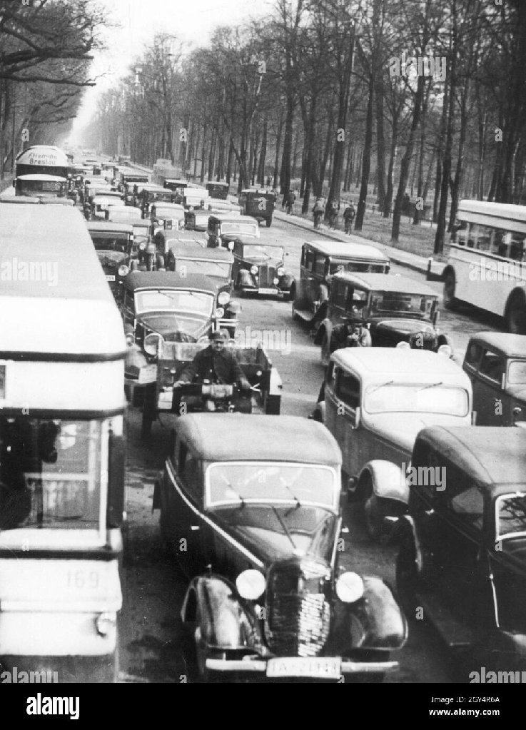 un-embouteillage-s-est-forme-sur-le-charlottenburger-chaussee-a-berlin-spandau-pendant-les-heures-de-pointe-en-1936-traduction-automatique-2gy4r6a (1).jpg