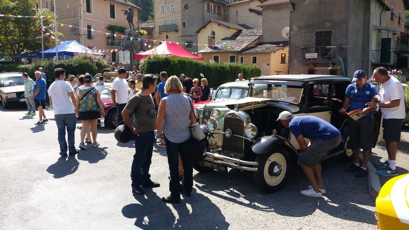 beaucoup de monde autour des autos.jpg